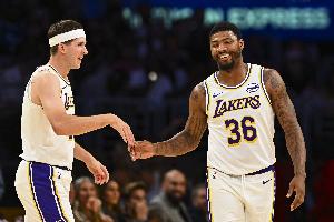 斯玛特：里夫斯今晚不可思议 他的球商和阅读比赛能力是顶级的