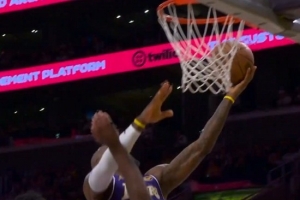 主导球队进攻！詹姆斯助攻范德比尔特上篮&反击打恩比德2+1