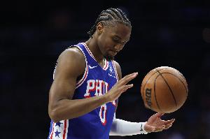 外线哑火!马克西首节7中2拿到4分4助 三分5中0