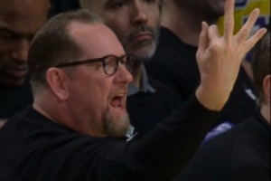 还挺贪!恩比德大回环造犯规 纳斯想要三罚但前者踩进三分线了