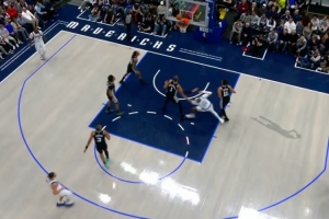 发力过猛！克莱跳投命中 卡布卡位顶翻加福德裁判回看普通犯规