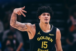 砍18+7&致胜上篮！勇士发布赢球海报：桑托斯独享封面