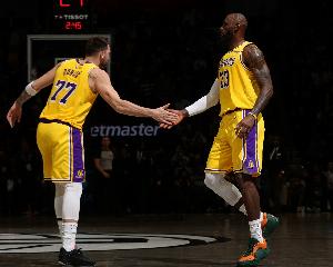 这都能赢？湖人全队22失误&詹姆斯8次东契奇5次 76人全队14次