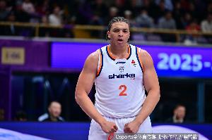 身手全能！洛夫顿半场7中5拿到14分5板6助 正负值+12