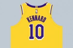 球衣记者：肯纳德将穿10号代表湖人征战 湖人上个10号是科洛克