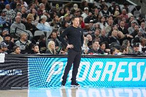 米奇·约翰逊：弗拉格的实力十分出众 文班本场交出一份全面答卷