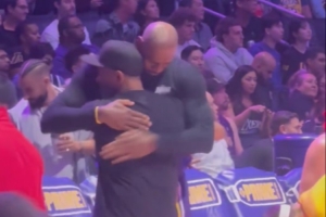 梦幻联动！黑人影帝丹泽尔·华盛顿现场看球 并与詹姆斯拥抱互动