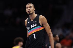 文班亚马：克劳福德是我最爱看的球员之一 他是很棒的导师