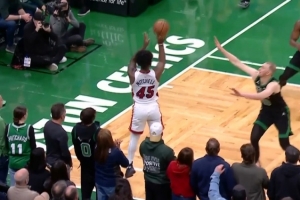 可惜好战术！维金斯突破吸引三人包夹外传 小米切尔绝杀三分未中