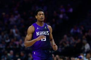 打得啥玩意？国王新援亨特8中1&三分5中0仅得6分 出现3次失误