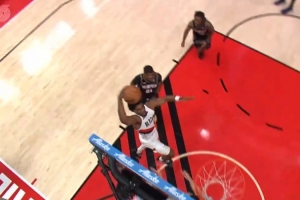 渐入佳境！亨德森突破不惧补防直接单臂砸扣