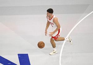 太低级！谢泼德传球被华莱士抢断 后者飞身扣篮迫近比分