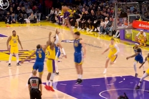 纵享丝滑！詹姆斯接球顺势转身跳投 打板命中还要加罚