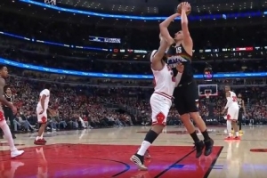 相当生气！约基奇单打亚布塞莱转身投篮不中 抱怨被打手犯规了