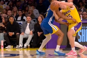 赛前嘱咐过的！里夫斯造梅尔顿犯规 科尔挑战也失败了