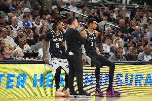 文班：对卡斯尔的决策能力印象深刻 他打得很合理 让对手付出代价