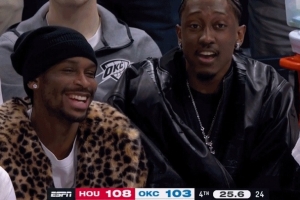 很轻松！球队追赶无果 亚历山大和杰伦威场边便装笑得挺开心