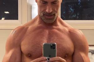 这是60岁？迪巴拉岳父晒肌肉照：准备好当一个活力满满的外公了