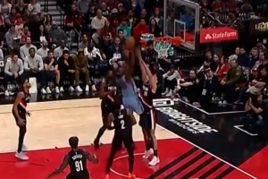 拓媒：杨瀚森被吹3次犯规太荒谬 他还被肘到脸 当雕塑才不会被吹