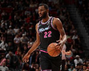 两双到手！维金斯11中4拿到11分10板 三分6中3