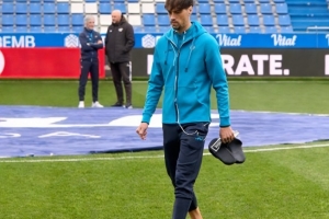 阿斯：比曼切维奇光脚踩场是让身体与地表的电子能量直接物理接触