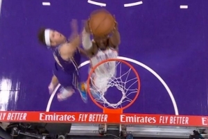 血亏！里夫斯遭杰伦威生断 追防还被后者打成2+1