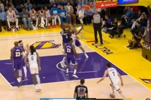 连续两次黄油手！艾顿再度失误丢球 雷霆笑纳2分