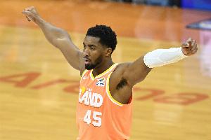 活力！泰森抢到篮板给哈登不进 随后再抢板助攻米切尔三分落袋