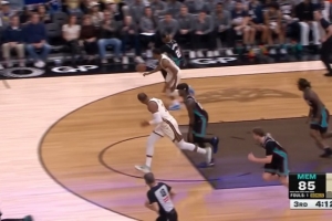 第三节还有4分钟！理查德突破丢球&勇士单节已经8次失误