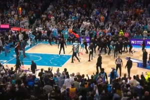 工作人员立功！拉梅洛·鲍尔三次欲冲进冲突中心皆被拦下