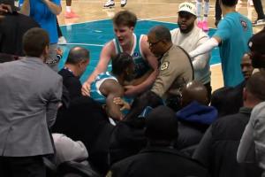 真憋屈迪亚巴特两次冲击都没打到杜伦 最后被保安架走了