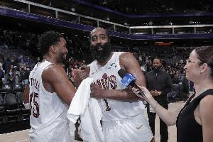 米切尔：我和哈登已有默契 我们这支球队太难防了 谁都可能爆发